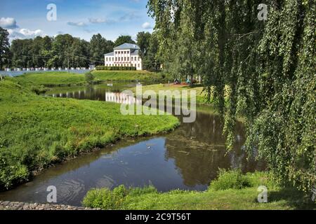 UGLICH, Russland, - 26. Juli 2020, ehemaliger Stadtrat in der Nähe des Flusses Stockfoto