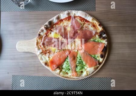 Lachs Pizza, Salami Pizza oder gemischte Pizza im Tablett Stockfoto