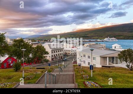 Akureyri, Island - 8. August 2012: Dramatischer Himmel über dem Zentrum von Akureyri in der Abenddämmerung. Akureyri, die Hauptstadt Nordislands genannt, ist ein wichtiger Hafen Stockfoto