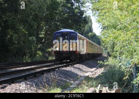 Großer Südwestzug nach waterloo fährt entlang der Eisenbahnlinie, Juli 2020 Stockfoto
