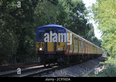Großer Südwestzug nach waterloo fährt entlang der Eisenbahnlinie, Juli 2020 Stockfoto