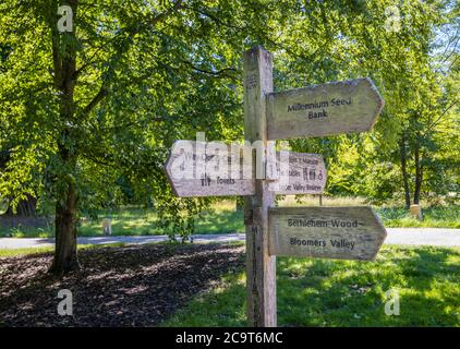 Wegweiser zu Sehenswürdigkeiten am Wakehurst (Wakehurst Place), einem botanischen Garten in West Sussex, der von den Royal Botanic Gardens, Kew, verwaltet wird Stockfoto