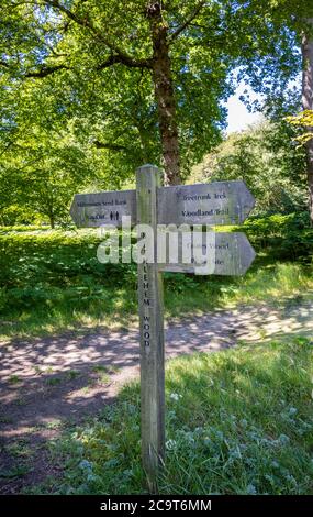 Wegweiser zu Sehenswürdigkeiten am Wakehurst (Wakehurst Place), einem botanischen Garten in West Sussex, der von den Royal Botanic Gardens, Kew, verwaltet wird Stockfoto