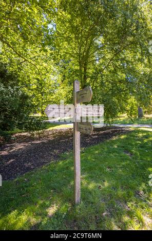 Wegweiser zu Sehenswürdigkeiten am Wakehurst (Wakehurst Place), einem botanischen Garten in West Sussex, der von den Royal Botanic Gardens, Kew, verwaltet wird Stockfoto