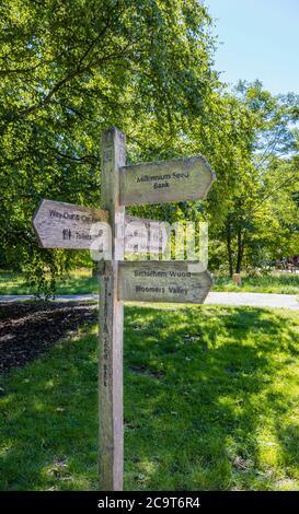 Wegweiser zu Sehenswürdigkeiten am Wakehurst (Wakehurst Place), einem botanischen Garten in West Sussex, der von den Royal Botanic Gardens, Kew, verwaltet wird Stockfoto