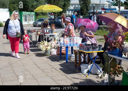 UGLICH, Russland, - 26. Juli 2020, ältere Frauen verkaufen Blaubeeren, Pilze, Beeren und Gemüse in einem unorganisierten Straßenmarkt Stockfoto