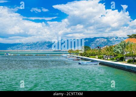 Stadt Nin, Blick auf das Wasser und Velebit Berg im Hintergrund, Dalmatien, Kroatien Stockfoto