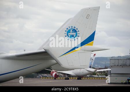 Prestwick, Schottland, Großbritannien. 2. August 2020 Foto: Massen von Luftfahrtenthusiasten und Flugzeugbeobachtern kamen heraus, um die Antonov an-225 Mryia (Reg UR-82060) zu sehen, die eine planmäßige Ankunft für eine Wiederanfeuerung am Glasgow Prestwick Airport aus Bangor, USA, vor der Abfahrt um 16.30 Uhr zum Châteauroux-Centre Airport in Frankreich machte. Der riesige strategische Luftfrachtflugzeug Gigant wird von sechs massiven sechs Ivchenko Progress Lotarev D-18T drei Welle Turbofan Motoren angetrieben, hat ein maximales Startgewicht von 640 Tonnen. Quelle: Colin Fisher/Alamy Live News Stockfoto