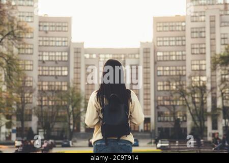 Rückansicht von Mädchen zu Fuß und Blick auf die Stadt Stockfoto