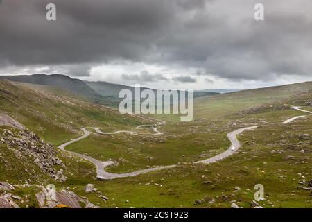 Healy Pass, Cork, Irland. August 2020. Blick auf die kurvenreiche Straße zum Gipfel des Healy Passes in West Cork, Irland. - Credit; David Creedo Stockfoto