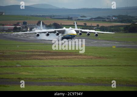 Prestwick, Schottland, Großbritannien. 2. August 2020 Foto: Massen von Luftfahrtenthusiasten und Flugzeugbeobachtern kamen heraus, um die Antonov an-225 Mryia (Reg UR-82060) zu sehen, die eine planmäßige Ankunft für eine Wiederanfeuerung am Glasgow Prestwick Airport aus Bangor, USA, vor der Abfahrt um 16.30 Uhr zum Châteauroux-Centre Airport in Frankreich machte. Der riesige strategische Luftfrachtflugzeug Gigant wird von sechs massiven sechs Ivchenko Progress Lotarev D-18T drei Welle Turbofan Motoren angetrieben, hat ein maximales Startgewicht von 640 Tonnen. Quelle: Colin Fisher/Alamy Live News Stockfoto