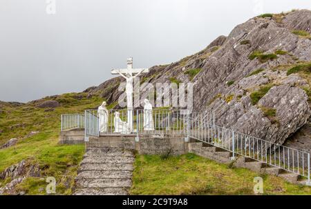 Healy Pass, Cork, Irland. August 2020. Eine Statue der Kreuzigung auf dem Gipfel des Healy Passes in West Cork, Irland. Kredit; David Creedon Stockfoto