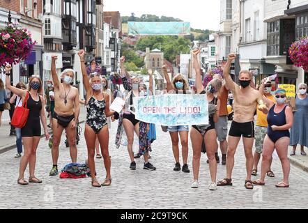 Schwimmer der Gruppe Friends of Guildford Lido protestieren auf der Guildford High Street, Surrey, um den Rat von Guildford zu überreden, ihre Entscheidung, das lido So bald wie möglich zu eröffnen, zu überdenken und es bis mindestens Ende September offen zu halten. Stockfoto
