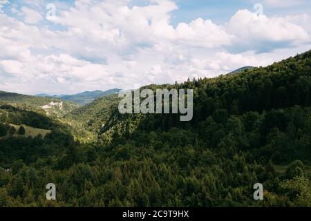 Blick auf die wunderschöne Landschaft des Zlatibor Gebirges in Serbien Stockfoto