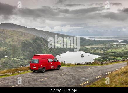 Healy Pass, Kerry, Irland. Ein Wohnmobil parkte auf einem Lay-by mit Blick auf Glanmore Lake auf dem Gipfel des Healy Pass zwischen Grafschaften Cork und Kerry. Stockfoto