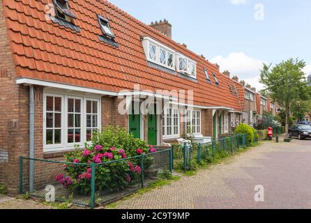 Sozialer Wohnungsbau für die Arbeiterklasse, entwickelt von dem Architekten Willem Marinus Dudok zu Beginn des 20. Jahrhunderts in Hilversum, Niederlande Stockfoto