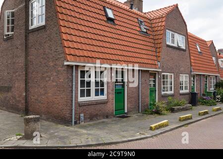 Sozialer Wohnungsbau für die Arbeiterklasse, entwickelt von dem Architekten Willem Marinus Dudok zu Beginn des 20. Jahrhunderts in Hilversum, Niederlande Stockfoto