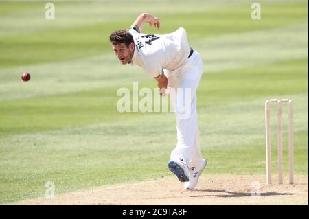 Gloucestershire David Payne bowls während des zweiten Tages des Bob Willis Trophy-Spiels auf dem Bristol County Ground. Stockfoto