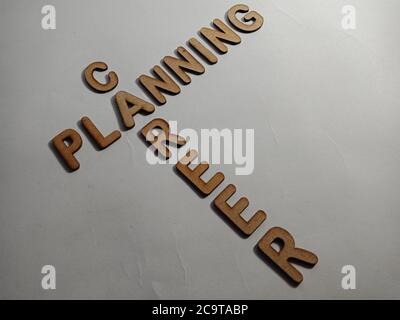 Karriere-Planung Wort auf weißer Oberfläche mit Holzkreuz Text Wolke Rahmen Kunst Business Learning Hintergrund vorgestellt. Stockfoto