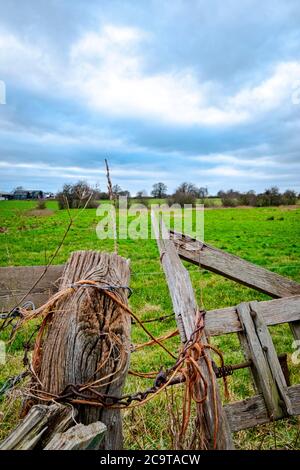 Altes Holztor-Medaillon mit orangefarbenem Garn und Kette Stockfoto