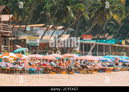 Canacona, Goa, Indien. Menschen Ruhen Am Berühmten Palolem Strand Im Sommer Sonnentag. Stockfoto