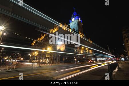 Leichte Wanderwege am Balmoral Hotel Edinburgh vorbei Stockfoto