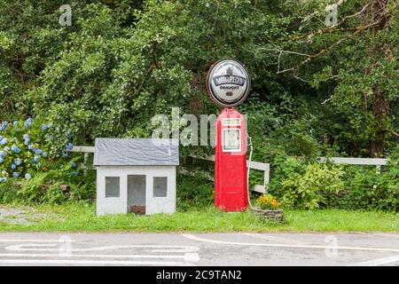 Lauragh, Kerry, Irland. August 2020. Eine alte Vintage-Benzinpumpe mit einem Murphy's Irish Stout Schild am Straßenrand in Lauragh, Co. Kerry Stockfoto