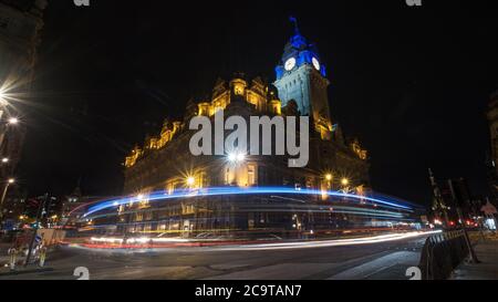 Leichte Wanderwege am Balmoral Hotel Edinburgh vorbei Stockfoto