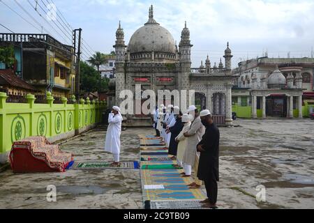 Muslimische Anhänger an einer Moschee während des Gebets. Die Aufrechterhaltung der sozialen Distanzierung und das Tragen einer Maske, anlässlich von Eid al Adha, während des Lockdown, um die Ausbreitung des Coronavirus einzudämmen. Agartala, Tripura, Indien. Stockfoto