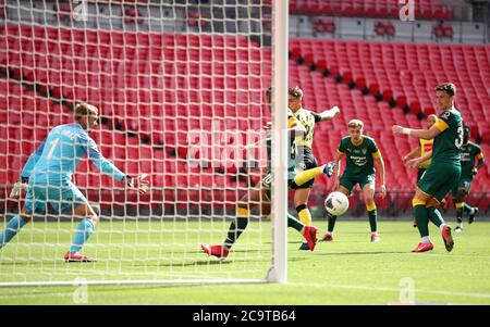 Jack Diamond (Mitte) von Harrogate Town erzielt im Finale der Vanarama National League im Wembley Stadium, London, das dritte Tor seines Spielers. Stockfoto