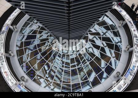 Begehbare Kuppel des Berliner Reichstagsgebäudes Stockfoto