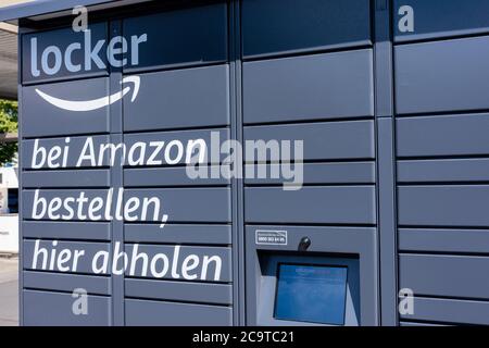 Amazon Packstation (locker), wo Kunden ihre Bestellung selbst abholen können. Teilweise Landschaftsansicht diagonal von rechts. Stockfoto