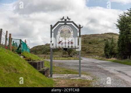 Kilgarvan, Kerry, Irland. August 2020. Schild am Straßenrand für das Top of Coom, das Irlands Official Highest Pub ist und über 1045 Meter über dem Meeresufer liegt Stockfoto