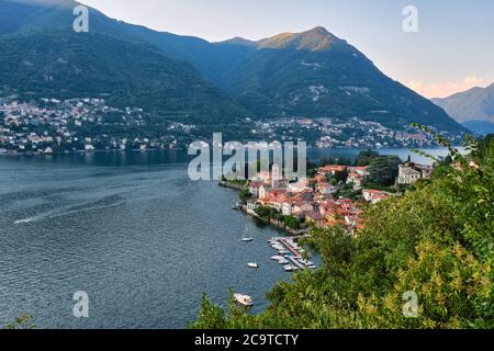 Panoramablick auf das Dorf Torno im Sommer Sonnenuntergang, Comer See, Lombardei, Italienische Seen, Italien, Europa Stockfoto