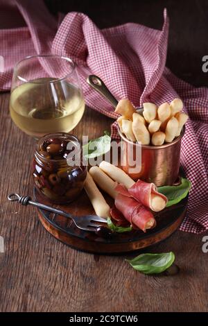 italienische Antipasto Snacks Prosciutto Oliven Basilikum Stockfoto