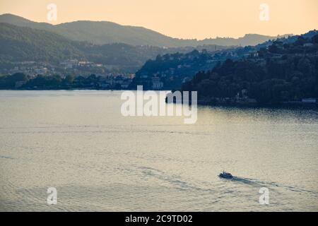 Fähre über den Comer See (Lago di Como) zwischen Torno und Cernobbio, kleine Dörfer in Como, Italien, Europa Stockfoto