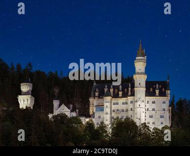 Dämmerung über Schloss Neuschwanstein, Schwangau, Bayern, Deutschland, Europa Stockfoto