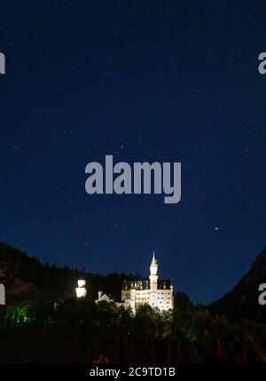 Dämmerung über Schloss Neuschwanstein, Schwangau, Bayern, Deutschland, Europa Stockfoto