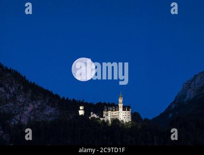 Dämmerung über Schloss Neuschwanstein, Schwangau, Bayern, Deutschland, Europa Stockfoto