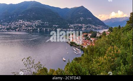 Panoramablick auf das Dorf Torno im Sommer Sonnenuntergang, Comer See, Lombardei, Italienische Seen, Italien, Europa Stockfoto