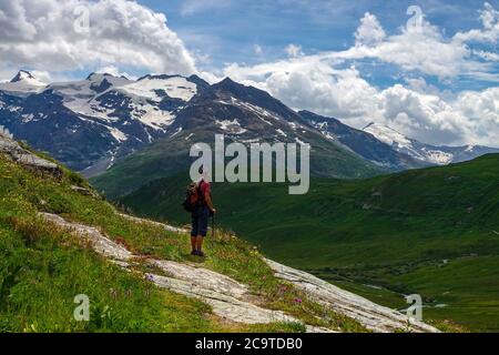 Wanderweibchen mit rotem Rucksack im Tal La Lenta, unter dem Col d'Iseran, Nationalpark Vanoise, Frankreich Stockfoto