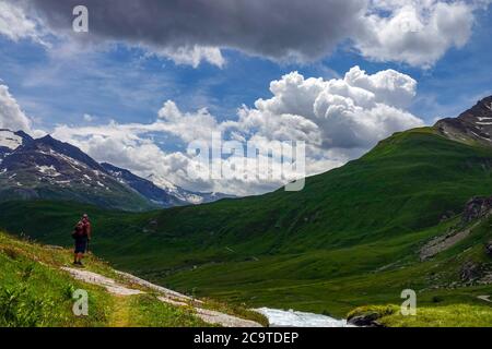 Wanderweibchen mit rotem Rucksack im Tal La Lenta, unter dem Col d'Iseran, Nationalpark Vanoise, Frankreich Stockfoto