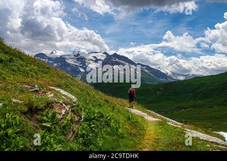 Wanderweibchen mit rotem Rucksack im Tal La Lenta, unter dem Col d'Iseran, Nationalpark Vanoise, Frankreich Stockfoto