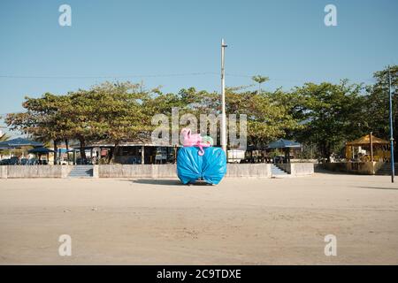 Ein geschlossener Strandkiosk mit einem rosa Flamingo und ohne Menschen, in Quarantänezeit in Brasilien. Stockfoto