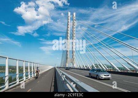 Montreal, CA - 31. Juli 2020: Mehrzweckpfad auf der neuen Samuel de Champlain Brücke Stockfoto