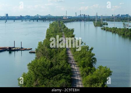 Montreal, CA - 31. Juli 2020: Luftaufnahme des St. Lawrence Seaway Radweges Stockfoto