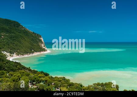 Nach einem Sturm kehrt die Sonne in Conero, Region Marken, Italien zurück Stockfoto