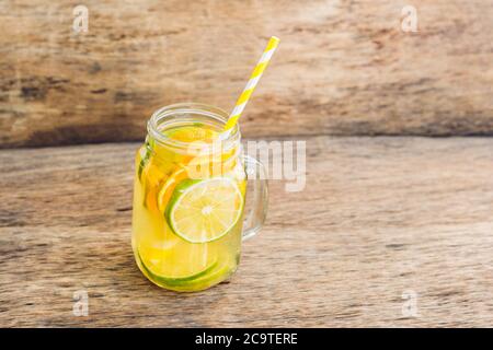 Hausgemachte fermentierte rohe Kombucha Tee bereit, mit Orange und Limette zu trinken. Sommer Stockfoto