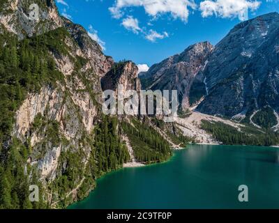 Luftaufnahme des Pragser Wildsees, Pragser Wildsee ist ein See in den Pragser Dolomiten in Südtirol, Italien. Blick auf den Berg Croda del Becco Stockfoto