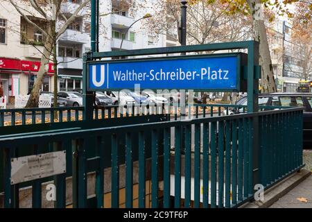 Eingang zur U-Bahnstation Walther-Schreiber-Platz in Berlin Stockfoto